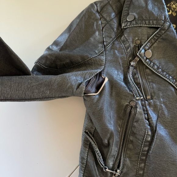 Real leather jacket there is a rip as seen on picture but not that noticeable - Picture 4 of 4